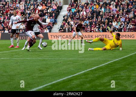 Edimburgo, Regno Unito. 16 settembre 2023. Edimburgo. Scozia. Tynecastle Park 16 settembre 2023 durante il Cinch Scottish Premiership match tra Heart of Midlothian e Aberdeen Hearts' Liam Boyce sc ores Hearts Second goal (Photo Credit: David Mollison/Alamy Live News) Foto Stock