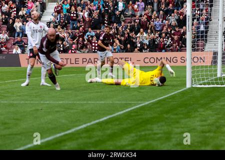 Edimburgo, Regno Unito. 16 settembre 2023. Edimburgo. Scozia. Tynecastle Park 16 settembre 2023 durante il Cinch Scottish Premiership match tra Heart of Midlothian e Liam Boyce di Aberdeen Hearts segna il secondo gol di Hearts (Photo Credit: David Mollison/Alamy Live News Foto Stock