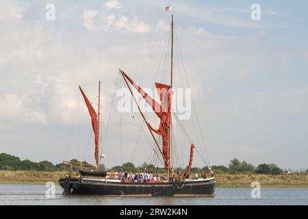 Maldon Regata 2023. Parade of Sail lungo il fiume Chelmer. Thames Barge Hydrogen, la più grande chiatta in legno sopravvissuta, porta i passeggeri in crociera. Foto Stock