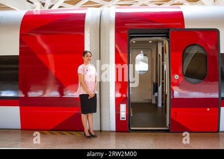 Giacarta, Giava Occidentale, Indonesia. 16 settembre 2023. I membri del personale sono stati visti alla stazione ferroviaria ad alta velocità di Halim. PT Kereta Cepat Indonesia China (KCIC) inizia l'operatività del processo pubblico gratuito per il treno ad alta velocità Jakarta-Bandung (KCJB) dal 15 settembre 2023 al 30 settembre 2023. I residenti registrati attraverso ogni ufficio distrettuale e si alterneranno per partecipare al processo ferroviario con una specifica procedura di partenza. Crediti: ZUMA Press, Inc./Alamy Live News Foto Stock