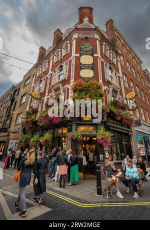 Londra, Regno Unito: Persone fuori dal pub White Lion all'angolo tra Floral Street e James Street. Si trova a Covent Garden, nel West End di Londra. Foto Stock
