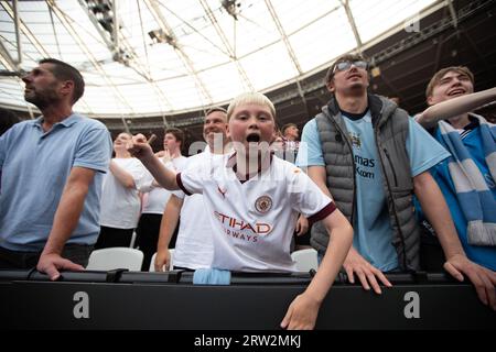 Stratford, Londra, Regno Unito. 16 settembre 2023. I gesti dei tifosi del Manchester City durante la partita di Premier League tra il West Ham United e il Manchester City al London Stadium di Stratford sabato 16 settembre 2023. (Foto: Federico Guerra Maranesi | mi News) crediti: MI News & Sport /Alamy Live News Foto Stock