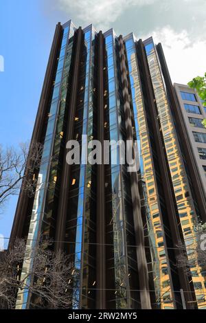 944 facciata della parete dentata della torre dorata per uffici di Collins Street East End Melbourne-Australia. Foto Stock