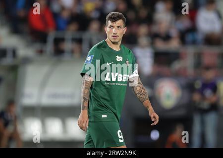 Erick Exposito Hernandez di Slask Wroclaw visto in azione durante la partita di calcio polacca PKO Ekstraklasa League 2023/2024 tra Puszcza Niepolomoce e Slask Wroclaw allo Stadio Cracovia. Punteggio finale; pallone Puszcza Niepolomice 1:3 di Breslavia. Foto Stock