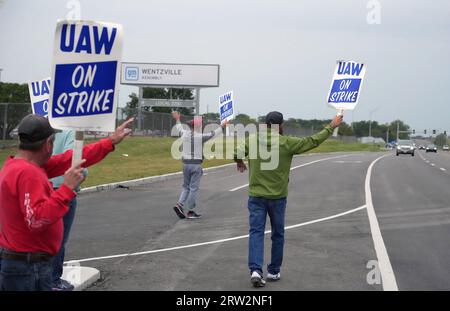 Wentzville, Stati Uniti. 20 settembre 2023. I lavoratori della United Auto hanno la loro segnaletica mentre le auto di passaggio sfrecciano davanti allo stabilimento di assemblaggio della General Motors Wentzville a Wentzville, Missouri, sabato 16 settembre 2023. La United Auto Workers uscì da tre stabilimenti di General Motors, Ford e Stellantis per la prima volta nella storia venerdì 15 settembre 2023, mentre lottavano per un nuovo contratto. Foto di Bill Greenblatt/UPI credito: UPI/Alamy Live News Foto Stock