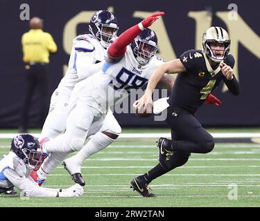 New Orleans, USA. 10 settembre 2023. Il defensive tackle dei Tennessee Titans Jeffrey Simmons (98) insegue il quarterback dei New Orleans Saints Derek Carr (4) durante una partita della National Football League al Caesars Superdome di New Orleans, Louisiana, domenica 10 settembre 2023. (Foto di Peter G. Forest/Sipa USA) credito: SIPA USA/Alamy Live News Foto Stock