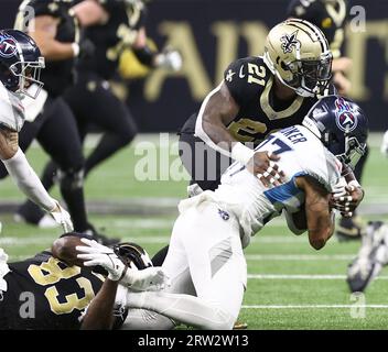 New Orleans, USA. 10 settembre 2023. Il tight end dei New Orleans Saints Juwan Johnson (83) e il running back Jamaal Williams (21) affrontarono entrambi la safety dei Tennessee Titans Amani Hooker (37) dopo un intercetto durante una partita della National Football League al Caesars Superdome di New Orleans, Louisiana, domenica 10 settembre 2023. (Foto di Peter G. Forest/Sipa USA) credito: SIPA USA/Alamy Live News Foto Stock