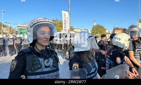 La gente partecipa a una manifestazione di protesta a Istanbul, in Turchia, il 16 settembre 2023, per celebrare il primo anniversario della morte di Mahsa Amini sotto la custodia di Ira Foto Stock