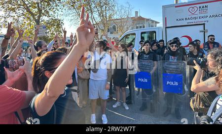 La gente partecipa a una manifestazione di protesta a Istanbul, in Turchia, il 16 settembre 2023, per celebrare il primo anniversario della morte di Mahsa Amini sotto la custodia di Ira Foto Stock