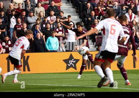 Edimburgo, Regno Unito. 16 settembre 2023. Edimburgo. Scozia. Tynecastle Park 16 settembre 2023 durante il Cinch Scottish Premiership match tra Heart of Midlothian e Aberdeen Hearts' Yutara Oda Fires Home Hearts Opening Goal (Photo Credit: David Mollison/Alamy Live News) Foto Stock