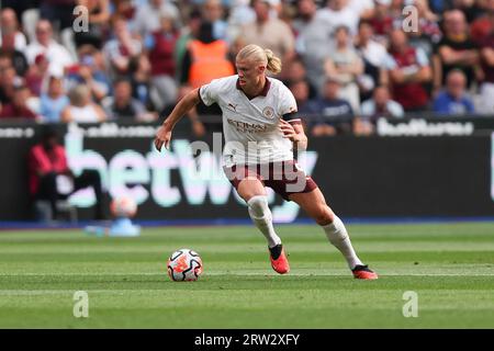 Londra, Regno Unito. 16 settembre 2023. Erling Håland del Manchester City in azione durante la partita di Premier League tra il West Ham United e il Manchester City al London Stadium, Queen Elizabeth Olympic Park, Londra, Inghilterra il 16 settembre 2023. Foto di Ken Sparks. Solo per uso editoriale, licenza necessaria per uso commerciale. Nessun utilizzo in scommesse, giochi o pubblicazioni di un singolo club/campionato/giocatore. Credito: UK Sports Pics Ltd/Alamy Live News Foto Stock