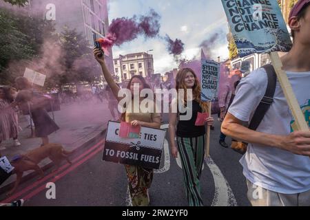 Londra, Regno Unito. 16 settembre 2023. La gente marcia a Londra come parte delle azioni di milioni di persone in tutto il mondo per chiedere ai leader mondiali che si riuniscono a New York per il vertice sull’ambizione climatica del Segretario generale delle Nazioni Unite di intraprendere l’azione urgente necessaria per una rapida, fine giusta ed equa dell'uso di tutti i combustibili fossili. Peter Marshall/Alamy Live News Foto Stock