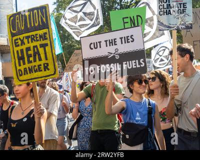 Londra, Regno Unito. 16 settembre 2023. La gente marcia a Londra come parte delle azioni di milioni di persone in tutto il mondo per chiedere ai leader mondiali che si riuniscono a New York per il vertice sull’ambizione climatica del Segretario generale delle Nazioni Unite di intraprendere l’azione urgente necessaria per una rapida, fine giusta ed equa dell'uso di tutti i combustibili fossili. Peter Marshall/Alamy Live News Foto Stock