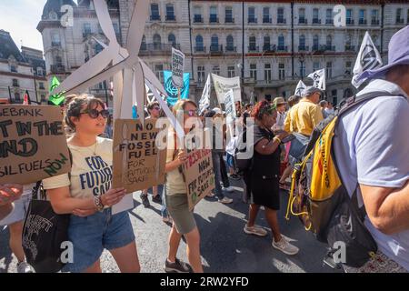 Londra, Regno Unito. 16 settembre 2023. La gente marcia a Londra come parte delle azioni di milioni di persone in tutto il mondo per chiedere ai leader mondiali che si riuniscono a New York per il vertice sull’ambizione climatica del Segretario generale delle Nazioni Unite di intraprendere l’azione urgente necessaria per una rapida, fine giusta ed equa dell'uso di tutti i combustibili fossili. Peter Marshall/Alamy Live News Foto Stock