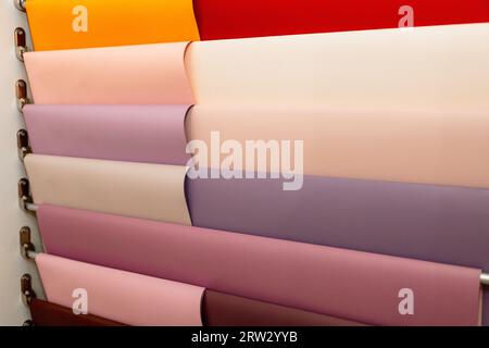 molti rotoli di carta da imballaggio o pellicola per regali e mazzi di imballaggio (carta da parati) Foto Stock