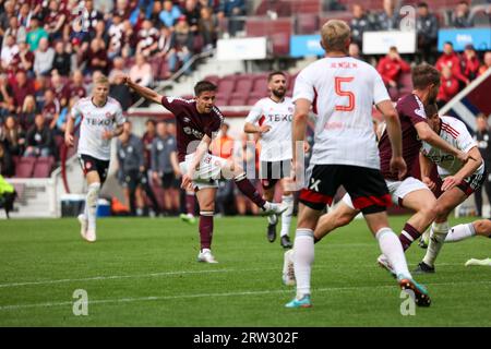 Edimburgo, Regno Unito. 16 settembre 2023. Edimburgo. Scozia. Tynecastle Park 16 settembre 2023 durante il Cinch Scottish Premiership match tra Heart of Midlothian e Cammy Devlin di Aberdeen Hearts spara in porta ma il suo tiro è bloccato (Photo Credit: David Mollison/Alamy Live News Foto Stock