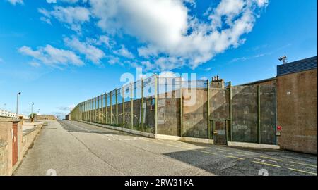 Peterhead Prison Museum Aberdeenshire Scozia muro esterno, filo metallico e recinzione Foto Stock