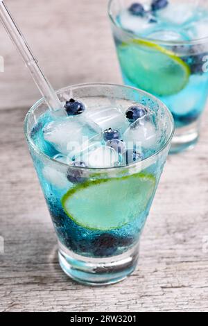 Mojito blu con mirtilli. Cocktail a base di liquori Blue Curacao Foto Stock