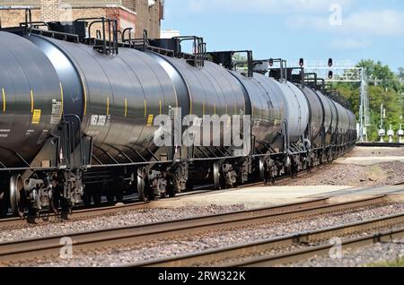 Wheaton, Illinois, USA. Un treno di carrozze cisterna che trasportano etanolo che passa attraverso una comunità suburbana di Chicago. Foto Stock