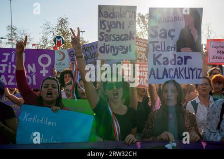 Kadikoy, Istanbul, Turchia. 16 settembre 2023. Le donne gridano slogan al raduno tenutosi a Istanbul nell'anniversario della morte di Mahsa Amini. Mahsa Amini è stata arrestata il 13 settembre 2022 dalla polizia della moralità, che ha supervisionato l'attuazione delle regole di velatura, sulla base del fatto che il suo velo non era conforme alle regole. Mahsa Amini cadde in coma e morì mentre era in custodia a Teheran, in Iran, il 16 settembre 2022. (Immagine di credito: © tolga Uluturk/ZUMA Press Wire) SOLO USO EDITORIALE! Non per USO commerciale! Foto Stock