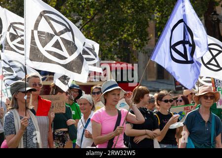 Londra, Regno Unito. 16 settembre 2023. Extinction Rebellion in Parliament Square, Londra, unitevi a una protesta internazionale contro i combustibili fossili. Le proteste britanniche si concentrano su questioni del Regno Unito come il carbone di Rosebank e invitano il governo conservatore a non rilasciare nuove licenze per la trivellazione petrolifera. I ribelli Rossi guidarono la marcia pacifica da Victoria al Parlamento. Crediti: Anna Watson/Alamy Live News Foto Stock