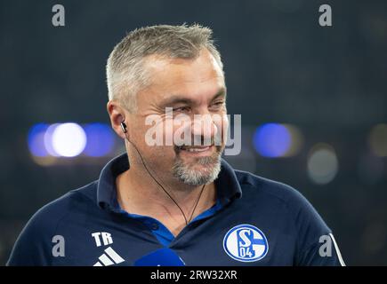 Gelsenkirchen, Germania. 16 settembre 2023. Calcio: 2° Bundesliga, FC Schalke 04 - 1. FC Magdeburg, il 6° giorno, Veltins Arena. L'allenatore di Schalke, Thomas Reis, prima della partita. Credito: Bernd Thissen/dpa - NOTA IMPORTANTE: conformemente ai requisiti della DFL Deutsche Fußball Liga e della DFB Deutscher Fußball-Bund, è vietato utilizzare o far utilizzare fotografie scattate nello stadio e/o della partita sotto forma di immagini di sequenza e/o serie di foto simili a video./dpa/Alamy Live News Foto Stock