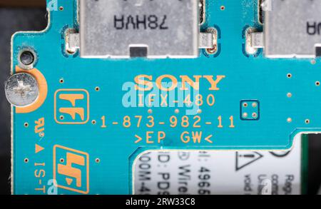 Londra. UK- 09.13.2023. L'interno di un dispositivo elettronico realizzato dall'azienda tecnologica giapponese Sony. Foto Stock