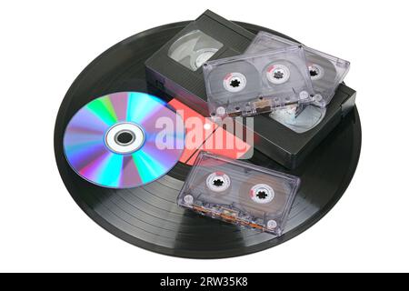 Dischi in vinile, cassette audio e video isolate su sfondo bianco Foto Stock