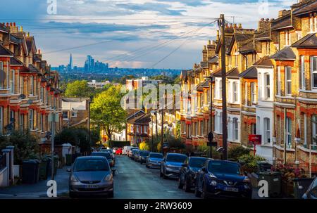 Crystal Palace, Londra, Regno Unito - 26 agosto 2023: Vista dello skyline delle tradizionali case inglesi da Sydenham Hill verso la città di Londra Foto Stock