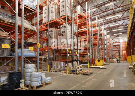 Mosca, Russia - 21 agosto 2022. Interno del negozio di materiali da costruzione Petrovich Foto Stock