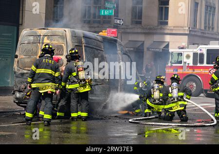 New York, New York, Stati Uniti. 16 settembre 2023. I membri del Dipartimento dei Vigili del fuoco di New York (FDNY) sono visti in azione per prendere il controllo dell'incendio automobilistico su Madison Avenue e 61st Street a New York City. Credito: Ryan Rahman/Alamy Live News Foto Stock