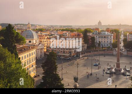 Roma, Italia - 28 agosto 2023: Vista del tramonto dorato dalla Terrazza del Pincio sulla famosa piazza del popolo con il suo Egitto Foto Stock