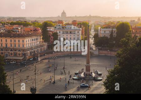 Roma, Italia - 28 agosto 2023: Vista del tramonto dorato dalla Terrazza del Pincio sulla famosa piazza del popolo con il suo Egitto Foto Stock