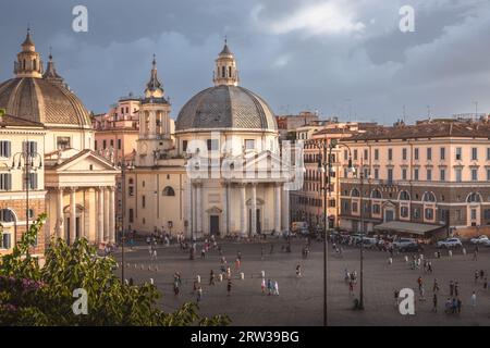 Roma, Italia - 28 agosto 2023: Suggestiva vista panoramica sulle chiese barocche nella famosa piazza del popolo nel centro storico Foto Stock