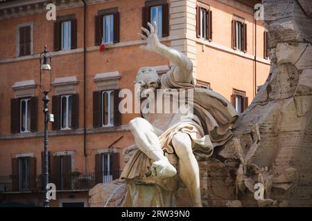 Dettaglio ravvicinato della figura biblica nella Fontana barocca scolpita del Bernini dei quattro fiumi in Piazza Navona, un popolare punto di riferimento turistico dell'epoca Foto Stock