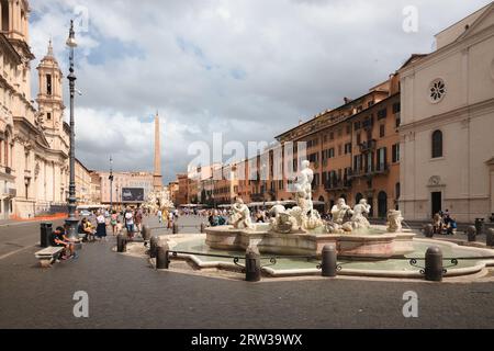 Roma, Italia - 28 agosto 2023: Architettura barocca, fontane rinascimentali e un obelisco in Piazza Navona, un popolare punto di riferimento turistico dello storico Foto Stock