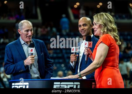 Brad Gilbert, James Blake e Rennae Stubbs, commentatori di tennis ESPN agli US Open Tennis Championships 2023. Foto Stock