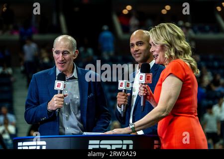 Brad Gilbert, James Blake e Rennae Stubbs, commentatori di tennis ESPN agli US Open Tennis Champipnships del 2023. Foto Stock