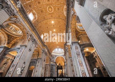 Stravagante interno della basilica di San Pietro, sede della Chiesa cattolica romana a città del Vaticano, Roma, Italia. Foto Stock