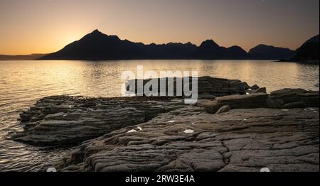 Cullin Hills da Elgol Beach Sundown Foto Stock
