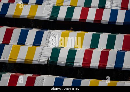 coperture dai colori vivaci sulle bancarelle del mercato dall'alto Foto Stock