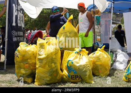 La Guaira, Venezuela. 16 settembre 2023. I volontari pesano sacchi di spazzatura dopo aver pulito una spiaggia vicino a la Guaira per celebrare la giornata mondiale della pulizia. Lo scorso anno, quasi 15 milioni di persone provenienti da più di 190 paesi in tutto il mondo hanno partecipato alla giornata mondiale della pulizia attraverso varie attività, secondo gli organizzatori. Credito: Pedro Rances Mattey/dpa/Alamy Live News Foto Stock