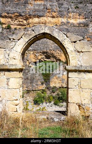 Rovine dell'arco in pietra del convento di Nuestra Senora de los Angeles de la Hoz del Rio Duraton, Spagna. Foto Stock