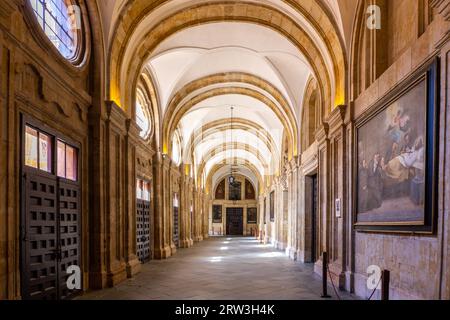 Salamanca, Spagna, 06.10.21. La chiesa di la Clerecia, vista interna della sala del chiostro in pietra con dipinti. Foto Stock