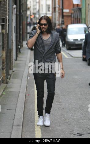 FILE PHOTO - ORIG PIX - UK3 LONDON UK - 12 OTTOBRE 2011 MIAMI BEACH, FL - DICEMBRE 31: Russell Brand ha chiesto il divorzio da Katy Perry . TMZ ha imparato. Nei documenti, archiviati in L.A., Brand cita "differenze inconciliabili". I due si sposarono il 23 ottobre 2010 in India. Non hanno figli. I documenti di divorzio dicono che ci sono "beni di proprietà della comunità" -- è un segno che potrebbe non esserci un prenup, o se CE n'è uno, non copre tutti i guadagni e gli altri beni che hanno accumulato. I documenti non indicano una data in cui la coppia si separa. Russell ha rilasciato una dichiarazione, sostenendo, 'purtroppo, Ka Foto Stock