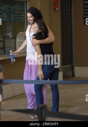 MIAMI, Florida - MAGGIO 08: (COPERTURA ESCLUSIVA) l'attore Russell Brand sembra selvaggio nei suoi pantaloni viola. L'attore si godeva una tazza di caffè, ma apparentemente stava cercando di vedere se aveva fatto cadere qualcosa nella sua tazza. L'attore Russell Brand ha passato il pomeriggio a Jungle Island. Russell ha apprezzato lo speciale tour dei Lemur e ha fatto amicizia con un alligatore; il suo preferito sembrava essere "Gizmo" The Capuchin Monkey. Russell e il suo amico Nicola sembravano trascorrere una giornata fantastica, mentre si godevano il parco e tutti gli animali. Russell si prese anche del tempo per firmare autografi e posare per le foto con i fan Foto Stock