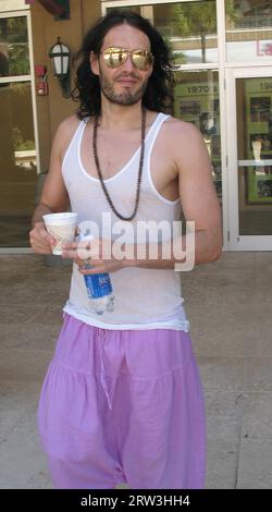 MIAMI, Florida - MAGGIO 08: (COPERTURA ESCLUSIVA) l'attore Russell Brand sembra selvaggio nei suoi pantaloni viola. L'attore si godeva una tazza di caffè, ma apparentemente stava cercando di vedere se aveva fatto cadere qualcosa nella sua tazza. L'attore Russell Brand ha passato il pomeriggio a Jungle Island. Russell ha apprezzato lo speciale tour dei Lemur e ha fatto amicizia con un alligatore; il suo preferito sembrava essere "Gizmo" The Capuchin Monkey. Russell e il suo amico Nicola sembravano trascorrere una giornata fantastica, mentre si godevano il parco e tutti gli animali. Russell si prese anche del tempo per firmare autografi e posare per le foto con i fan Foto Stock