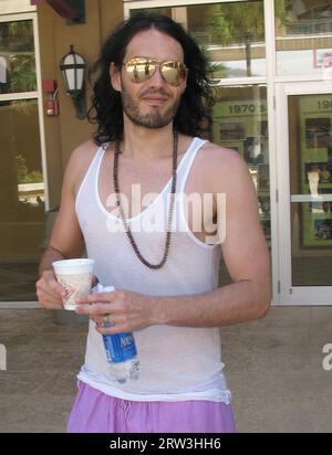 MIAMI, Florida - MAGGIO 08: (COPERTURA ESCLUSIVA) l'attore Russell Brand sembra selvaggio nei suoi pantaloni viola. L'attore si godeva una tazza di caffè, ma apparentemente stava cercando di vedere se aveva fatto cadere qualcosa nella sua tazza. L'attore Russell Brand ha passato il pomeriggio a Jungle Island. Russell ha apprezzato lo speciale tour dei Lemur e ha fatto amicizia con un alligatore; il suo preferito sembrava essere "Gizmo" The Capuchin Monkey. Russell e il suo amico Nicola sembravano trascorrere una giornata fantastica, mentre si godevano il parco e tutti gli animali. Russell si prese anche del tempo per firmare autografi e posare per le foto con i fan Foto Stock