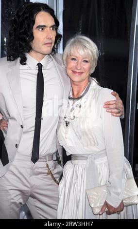 Manhattan, Stati Uniti d'America. 5 aprile 2011. NEW YORK, NY - APRILE 05: Russell Brand Helen Mirren e l'attrice Helen Mirren assistono alla prima di 'Arthur' a New York al Ziegfeld Theatre il 5 aprile 2011 a New York City. Persone: Russell Brand Helen Mirren credito: Storms Media Group/Alamy Live News Foto Stock