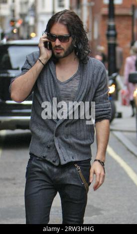 Londra, Regno Unito. 29 dicembre 2011. LONDRA, INGHILTERRA - DICEMBRE 29: Un Russell Brand dall'aspetto cupo trascorre il suo tempo costantemente al telefono mentre cammina nel West End di Londra senza la sua fede nuziale. Brand sta attualmente affrontando voci di una separazione dalla moglie cantautrice Katy Perry. Il 29 dicembre 2011 a Londra, in Inghilterra. Persone: Russell Brand Credit: Storms Media Group/Alamy Live News Foto Stock
